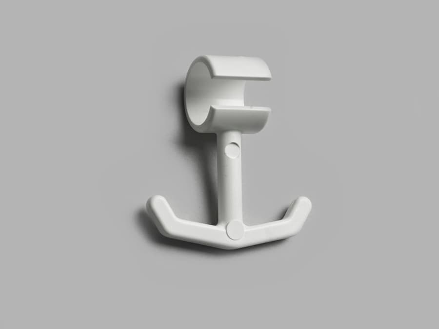 Anchor hook slit 2